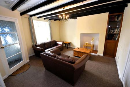 3 bedroom end of terrace house to rent - Photo 2