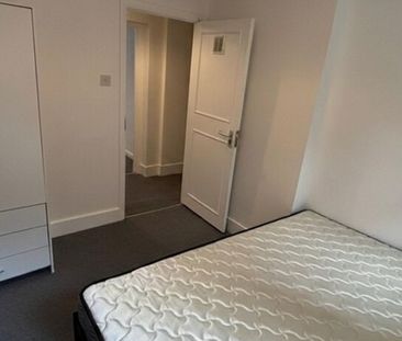 Room in a Shared House, Endlesham Road, SW12 - Photo 5