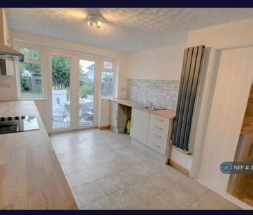 3 bedroom semi-detached house to rent - Photo 4