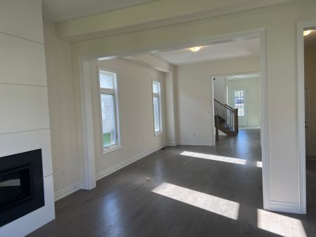 For Lease - 221 LESLIE RICHARD Street, Markham, Ontario - Photo 2