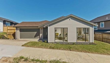 Large family home with pergola deck - Photo 4