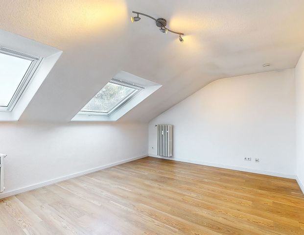 Charmante 2-Zimmer-Dachgeschosswohnung in direkter Rheinlage - Foto 1