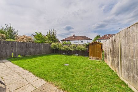 4 bedroom House in St. Matthews Court, Maidenhead - Photo 3