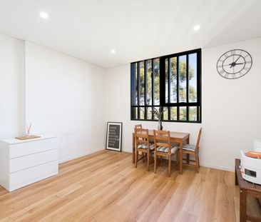 Stylish Modern 2 Bedroom Apartment - Photo 3