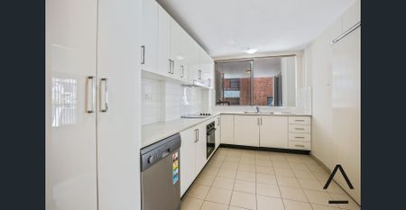 Renovated Three Bedroom Apartment in Idyllic Waterfront Building - Photo 5