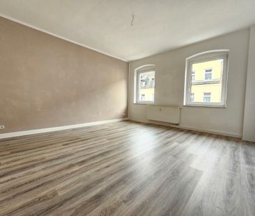 Renovierte Wohnung mit Balkon und Einbauküche - Photo 2