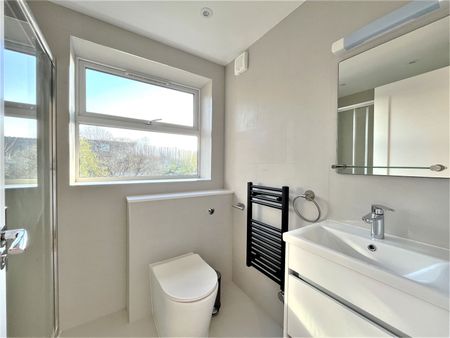 Beautifully refurbished 1-bed flat, Ealing W5 2JD - Photo 2