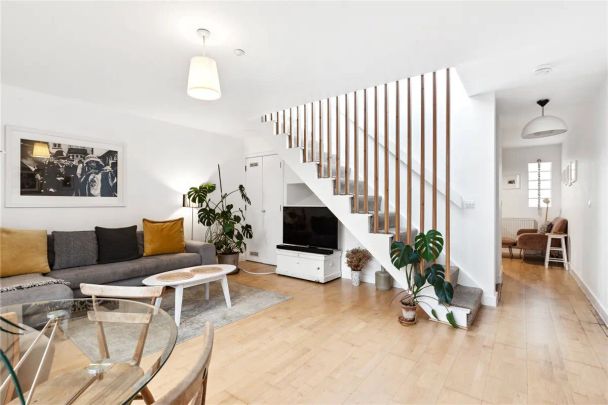 3 bedroom house in Dalston - Photo 1