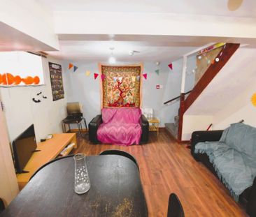 4 bedroom House in Harold Mount, Leeds - Photo 1