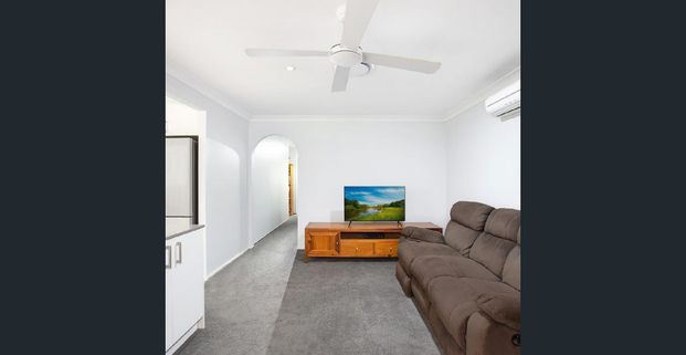 Beautiful leafy surrounds with relaxing outdoor space - Photo 1