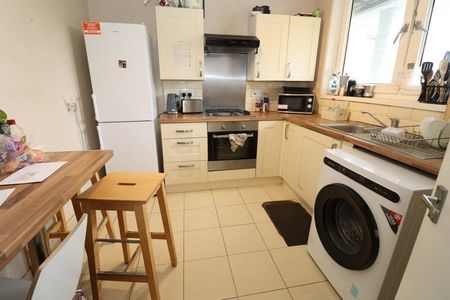 Room in a Shared Flat, Jenkinson House, E2 - Photo 4