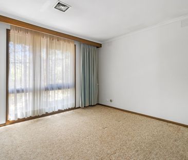 SPACIOUS FAMILY LIVING – PERFECT LOCATION - Photo 3