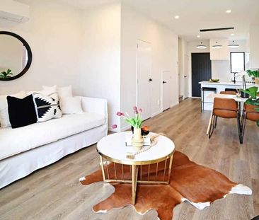 Stylish 2-Bedroom Townhouse in Flat Bush - Photo 1