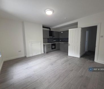 3 bedroom flat to rent - Photo 4