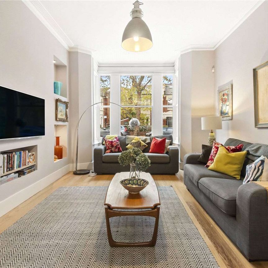 A beautifully presented, semi-detached home offering superb family accommodation - Photo 1