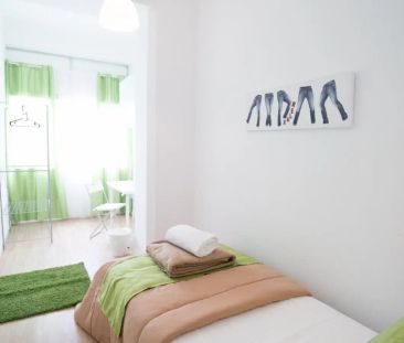 Room in a shared 20-bedroom apartment for rent in Lisbon. - Photo 2