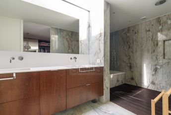 Moradia V5 em Senhora da Hora com jardim e piscina