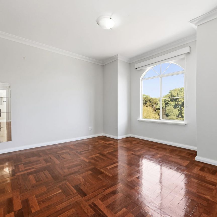 HUGE FAMILY HOME - MULTIPLE LIVING AREAS - Photo 1