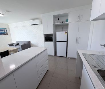 Furnished Modernised ONE Bedroom Apartments with 1 Car bay - Photo 5