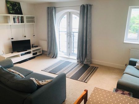 Beautiful Canal Side Two Bed Top Floor Flat to Let in Stroud - Photo 2