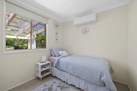 Generously sized family home enjoys level yard and views - Photo 4