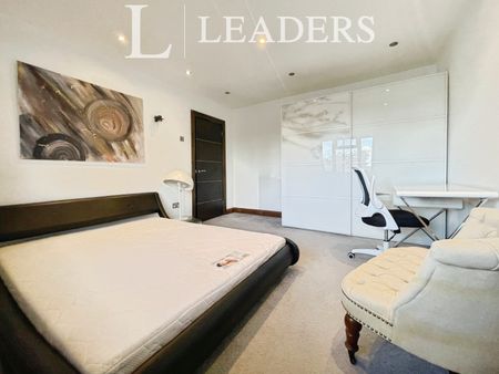 4 bedroom detached to rent Powers Hall End, Witham - Photo 3