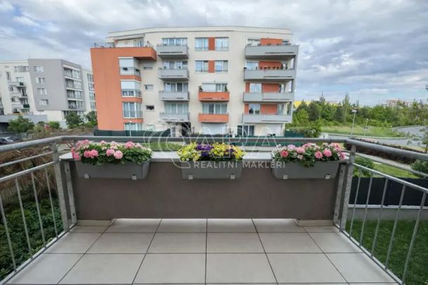 Částečně vybavený byt s balkonem, sklepem, komorou garážovým stáním - Photo 1