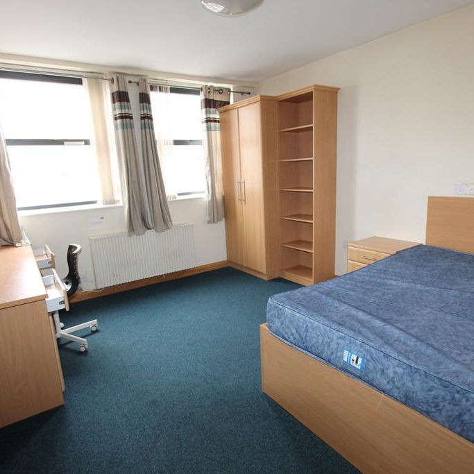 9 bedroom flat to rent - Photo 1