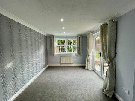 4 bedroom Detached House to let - Photo 4