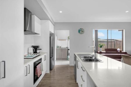 For Lease: Modern Family Home in the Heart of Holmview! - Photo 2