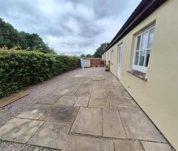 2 bedroom mews to rent - Photo 2