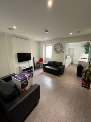4 bedroom flat to rent - Photo 1