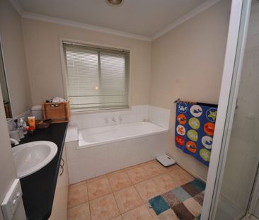 Three bedroom townhouse in great location - Photo 6