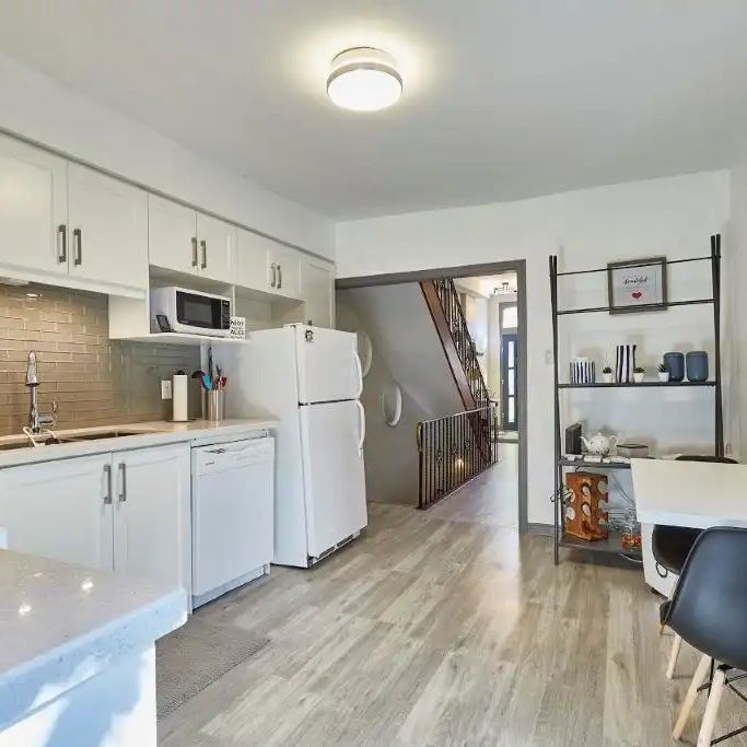 Queen West Toronto Furnished House Rental on Shaw Street - Chic 3 Bedroom, 2 Bathrooms with Private Yard and Stylish Decor - Photo 1