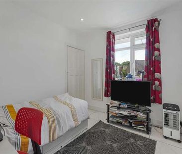Camberley Avenue, West Wimbledon, SW20 - Photo 4