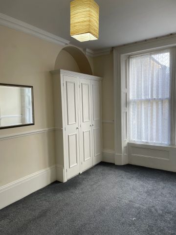 15 Balmoral Place, Halifax, HX1 - Photo 2