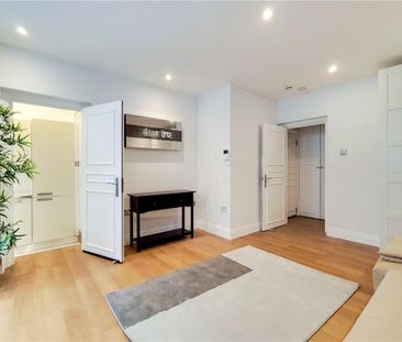 A spacious studio flat on the lower ground floor of this converted ... - Photo 6