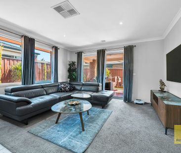 Stunning 4-Bedroom Property with Open-Plan Living and 2 Garages - Photo 4