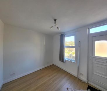 2 bedroom end of terrace house to rent - Photo 5