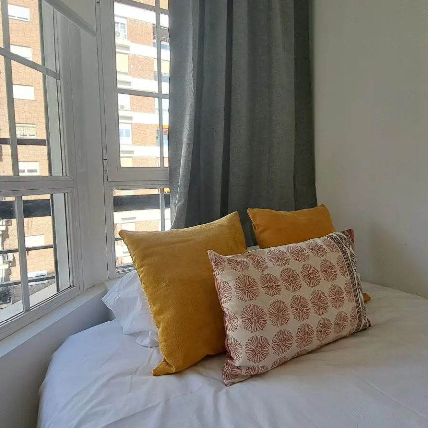 Room in a shared 14-bedroom apartment for rent in Castillejos, perfect for professionals and students. - Foto 1