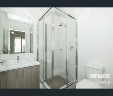 Terrace style home in the gorgeous beachside suburb Eglinton! - Photo 5