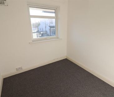 3 bedroom end of terrace house to rent - Photo 3