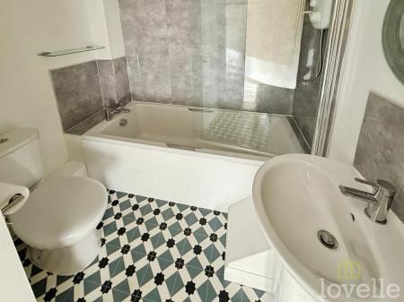 3 bedroom Semi-detached house To Let - Photo 4