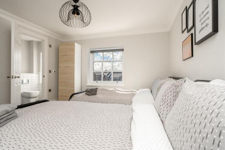 4 bedroom terraced house to rent - Photo 5