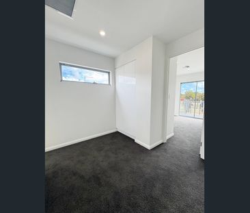 Nearly Brand New, Modern and Stylish 3 Bedroom Townhouse in Ridleyton - Photo 3