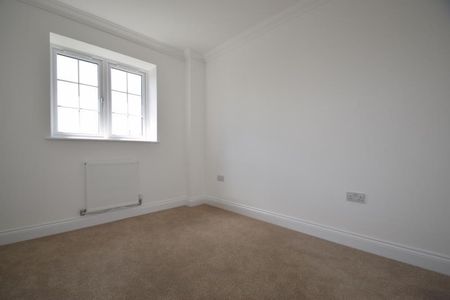 4 bedroom semi-detached house to rent - Photo 3