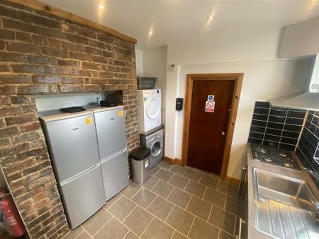 1 bedroom in a house share to rent - Photo 4