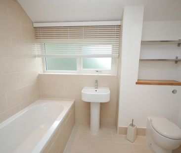 4 bedroom detached house to rent - Photo 2