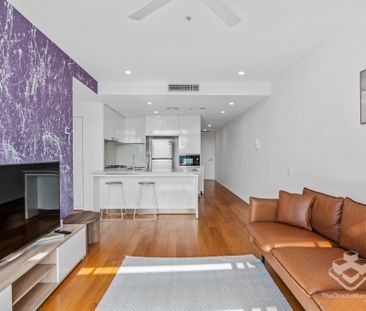 Stylish Fully Furnished Apartment with Secure Car Space - Photo 1