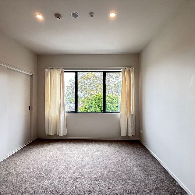 Elegant 2 bedrooms & 2 bathrooms unit at New Lynn - Photo 1